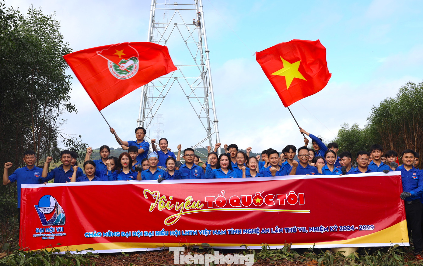 Tuổi trẻ Nghệ An tham gia hỗ trợ thi công dự án 500kV mạch 3 đi qua địa bàn tỉnh. Ảnh: Ngọc Tú Tuổi trẻ Nghệ An tham gia hỗ trợ thi công dự án 500kV mạch 3 đi qua địa bàn tỉnh. Ảnh: Ngọc Tú