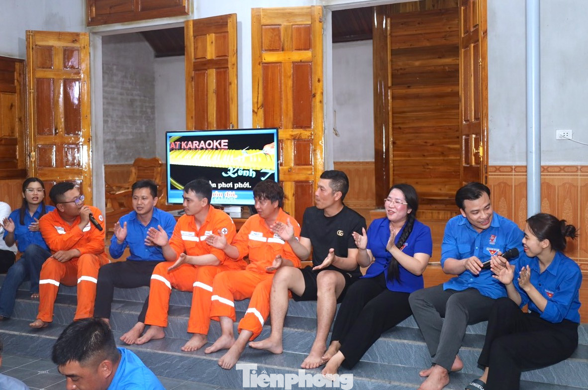 Sau bữa cơm thân mật, các đoàn viên thanh niên tỉnh Nghệ An và cán bộ, công nhân thi công cột điện 500kV đã có buổi trò chuyện, giao lưu vui vẻ ấm áp.