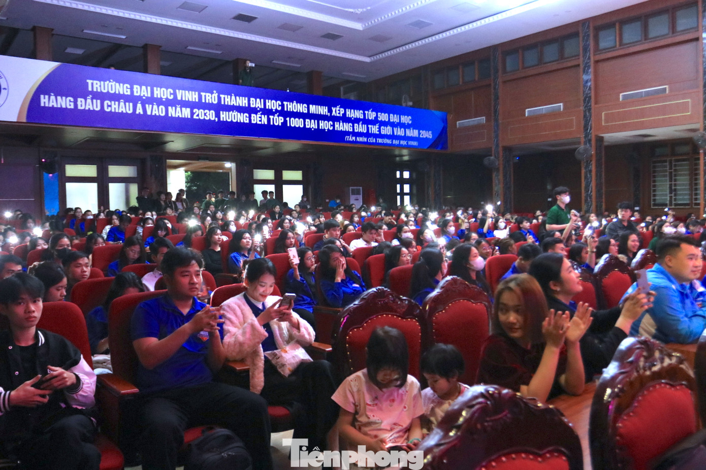 Những tiết mục múa hát, kịch ngắn được giao lưu tại chương trình trong không khí vui tươi, sôi nổi.