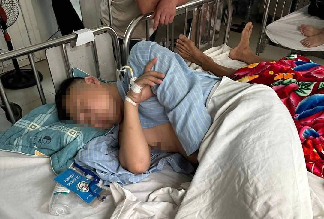 Vụ việc khiến tài xế và phụ xe khách Nam Quỳnh Anh bị chấn thương nặng vùng đầu, tay phải nhập viện cấp cứu. Vụ việc khiến tài xế và phụ xe khách Nam Quỳnh Anh bị chấn thương nặng vùng đầu, tay phải nhập viện cấp cứu.