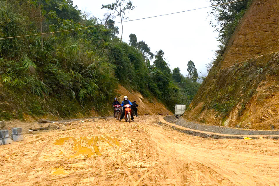 Không để học sinh ở nhà lâu, các giáo viên Trường Phổ thông dân tộc bán trú Tiểu học và THCS Bảo Thắng đã vượt núi băng rừng vào tận bản, đến từng hộ gia đình để vận động học sinh quay lại trường.