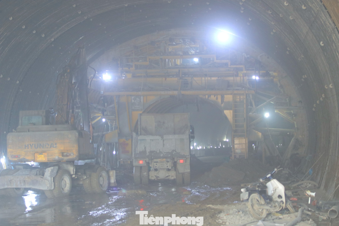 Các phương tiện máy móc hiện đại nhộn nhịp ra vào hầm để thi công. Các phương tiện máy móc hiện đại nhộn nhịp ra vào hầm để thi công.