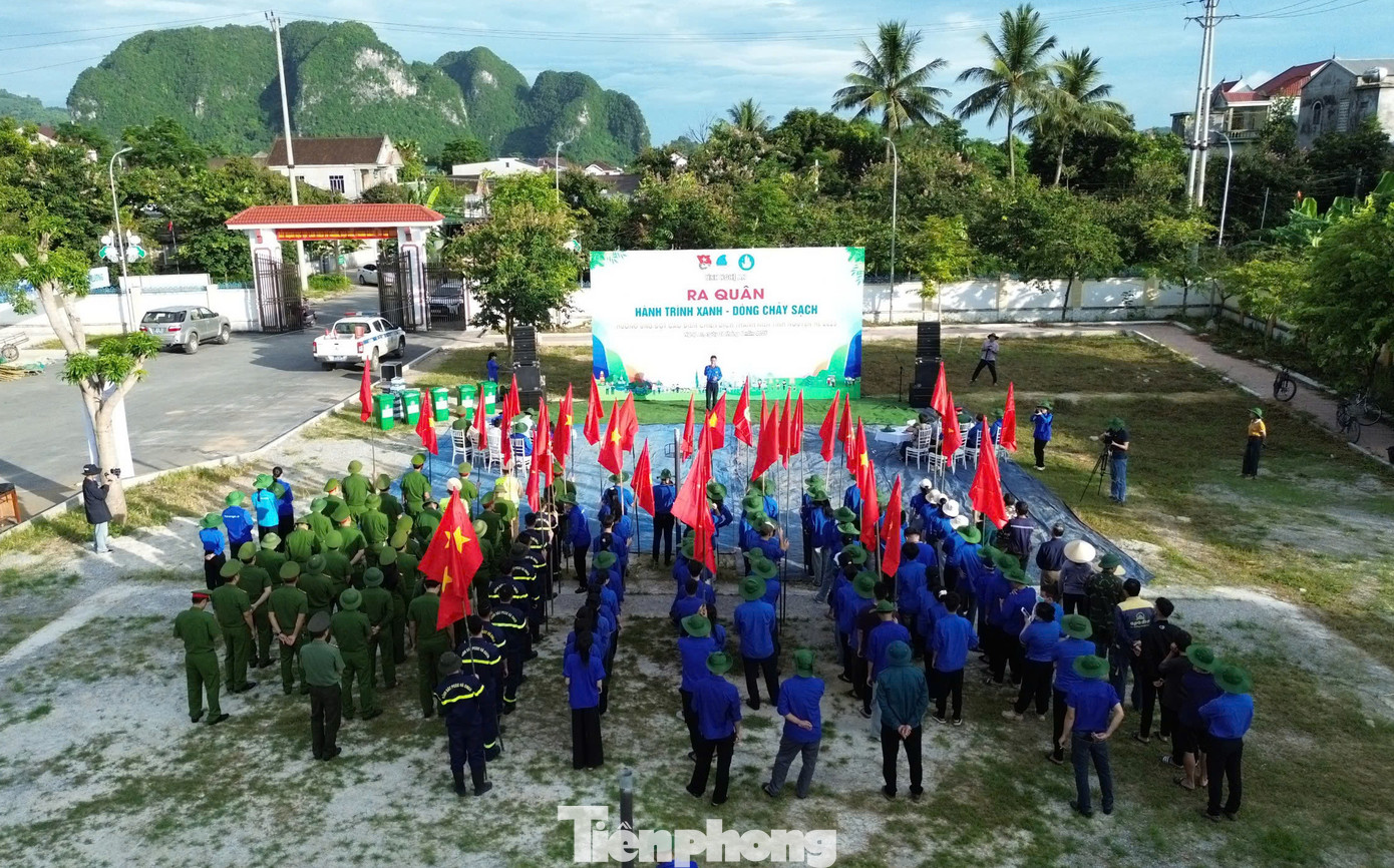 Sáng 28/6, tại thị trấn Trà Lân (huyện Con Cuông), Tỉnh Đoàn Nghệ An đã tổ chức Lễ ra quân chương trình &quot;Hành trình xanh - Dòng chảy sạch&quot;, hưởng ứng đợt cao điểm chiến dịch Thanh niên tình nguyện Hè 2025. Hoạt động được tổ chức nhằm xử lý vệ sinh môi trường, vệ sinh sông, suối, khơi thông dòng chảy trên địa bàn; góp phần làm sạch đẹp cảnh quan, bảo vệ môi trường.