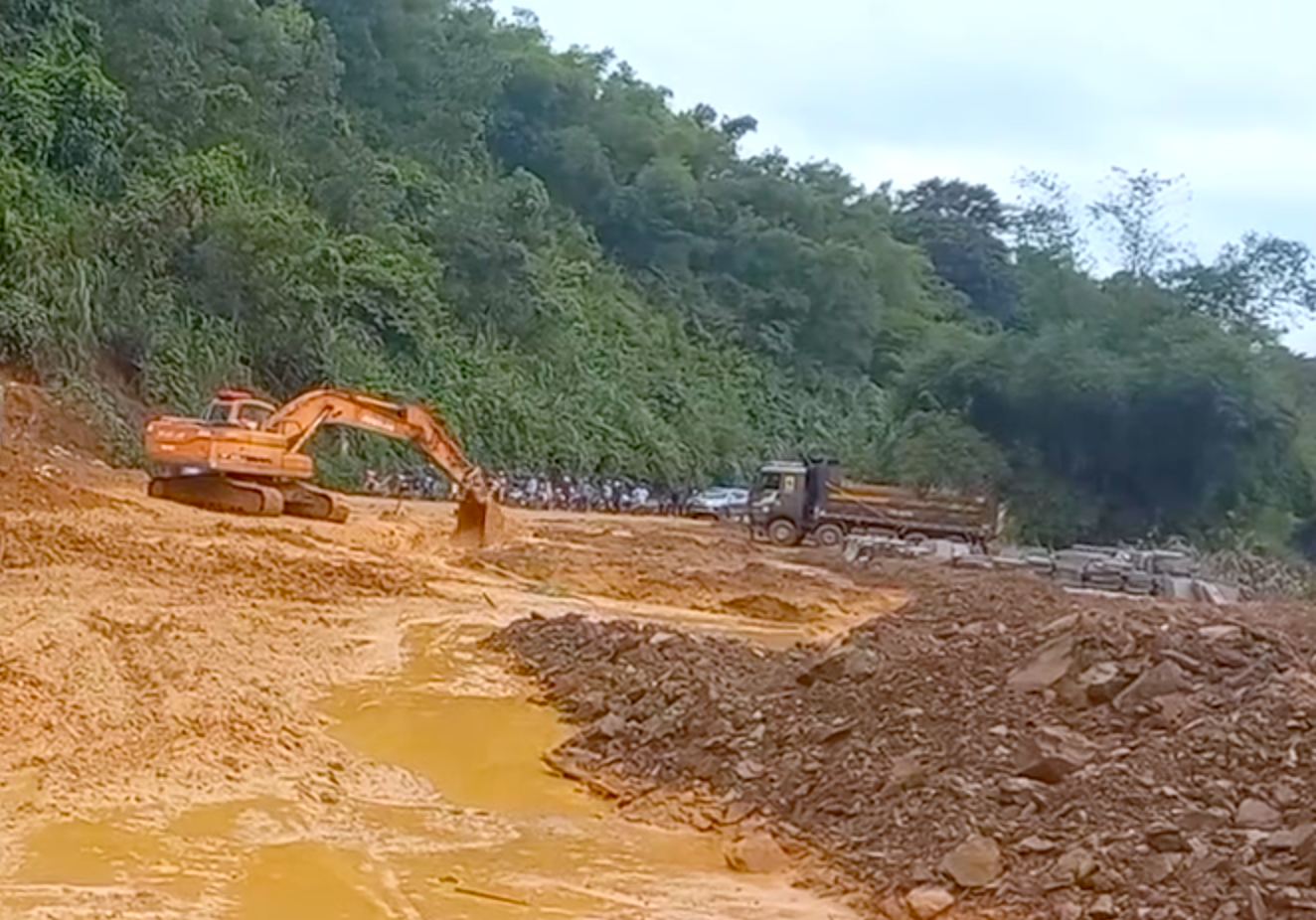 Chiều 2/10, bà Lô Thị Thủy - Chủ tịch UBND xã Lạng Khê (huyện Con Cuông, Nghệ An) cho biết, mưa lớn những ngày qua đã khiến đất đá trên núi đoạn qua khu vực Dốc Chó (xã Lạng Khê) bị sạt lở xuống vùi lấp mặt đường quốc lộ 7. Phát hiện sự việc, cơ quan quản lý đường bộ và chính quyền địa phương lập tức điều động máy múc san gạt đất đá để các phương tiện đi qua. &quot;Khu vực Dốc Chó thường xuyên xảy ra sạt lở. Tối hôm qua mưa lớn, đất đá trên núi sạt lở xuống khiến các xe không thể đi qua. Sáng nay, cơ quan chức năng đã tiến hành san gạt giải phóng đường cho các phương tiện giao thông qua lại&quot;, bà Lô Thị Thủy - Chủ tịch UBND xã Lạng Khê nói và cho biết, hiện tuyến quốc lộ 7 qua xã đã được thông trở lại. Tuy nhiên các cơ quan chức năng vẫn tiếp tục theo dõi, túc trực để xử lý nếu đất đá tiếp tục sạt lở xuống đường.