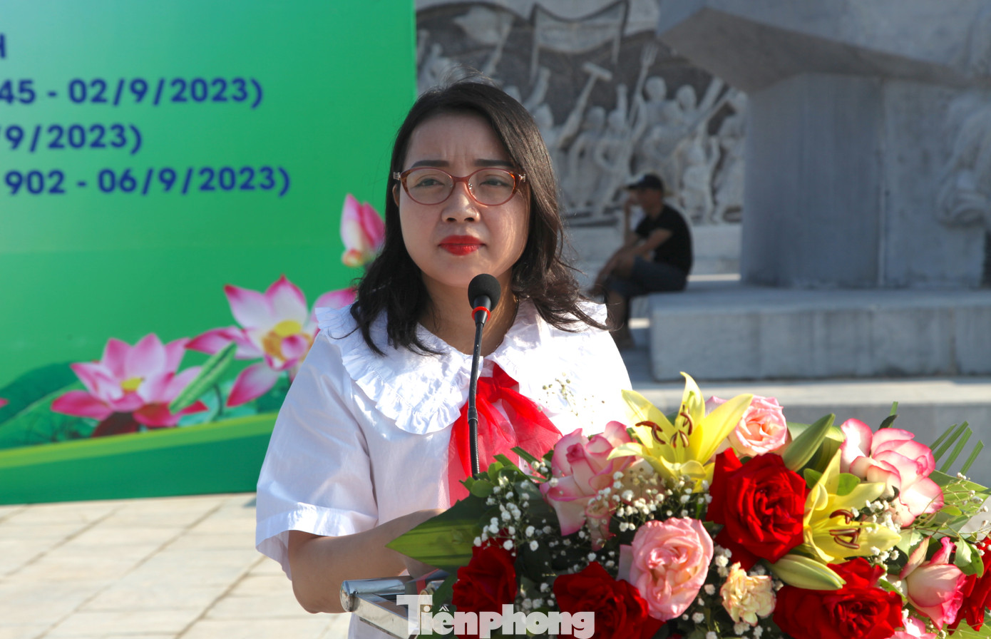 Bí thư Huyện ủy Hưng Nguyên Nguyễn Thị Thơm và Bí thư Huyện đoàn Hưng Nguyên Ngô Phú Anh Tài phát biểu tại buổi lễ. Cũng nhân dịp “Ngày hội thiếu nhi huyện Hưng Nguyên năm 2023”, huyện Hưng Nguyên mong muốn Ban Thường vụ Tỉnh Đoàn, Hội Đồng Đội tỉnh Nghệ An, cùng các cấp ủy, chính quyền và các ban, ngành, đoàn thể quan tâm và tạo điều kiện giúp đỡ để công tác Đoàn - Đội của huyện Hưng Nguyên ngày một vững mạnh, để thế hệ tương lai của huyện nhà được phát triển toàn diện, xứng đáng với quê hương của cái nôi phong trào Xô Viết Nghệ Tĩnh.