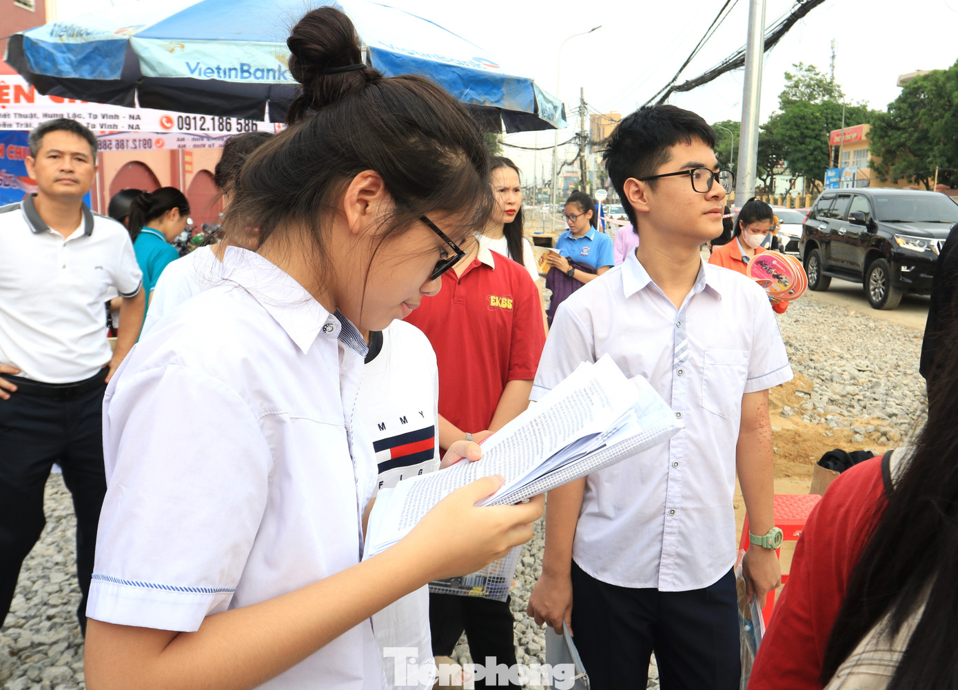 Các em học sinh chăm chú đọc lại kiến thức môn Ngữ Văn.