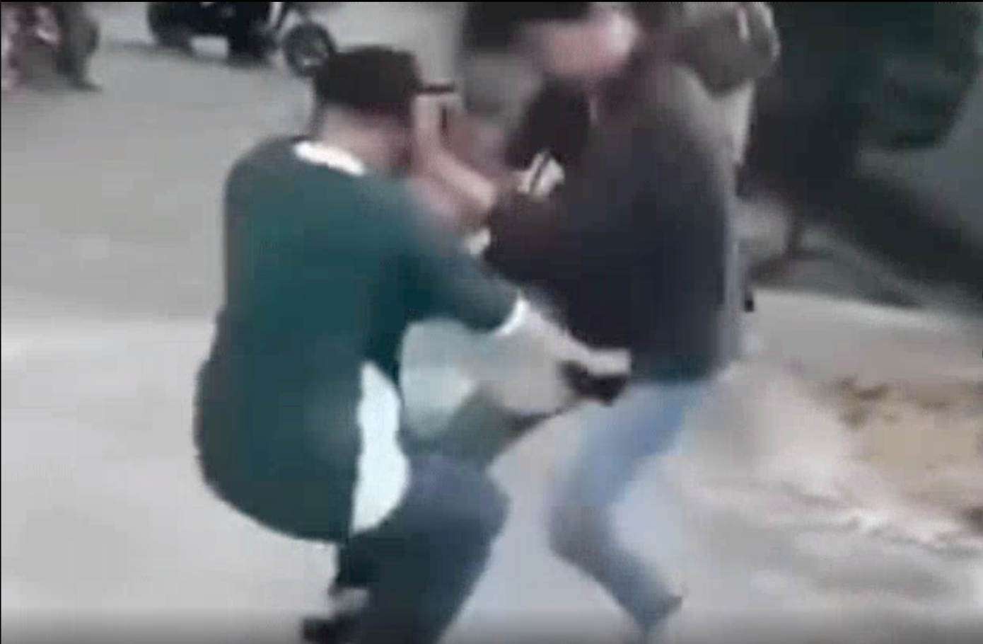 Hai học sinh nữ xông vào đánh nhau trên đường vì mâu thuẫn chuyện cá cược trận bóng đá.