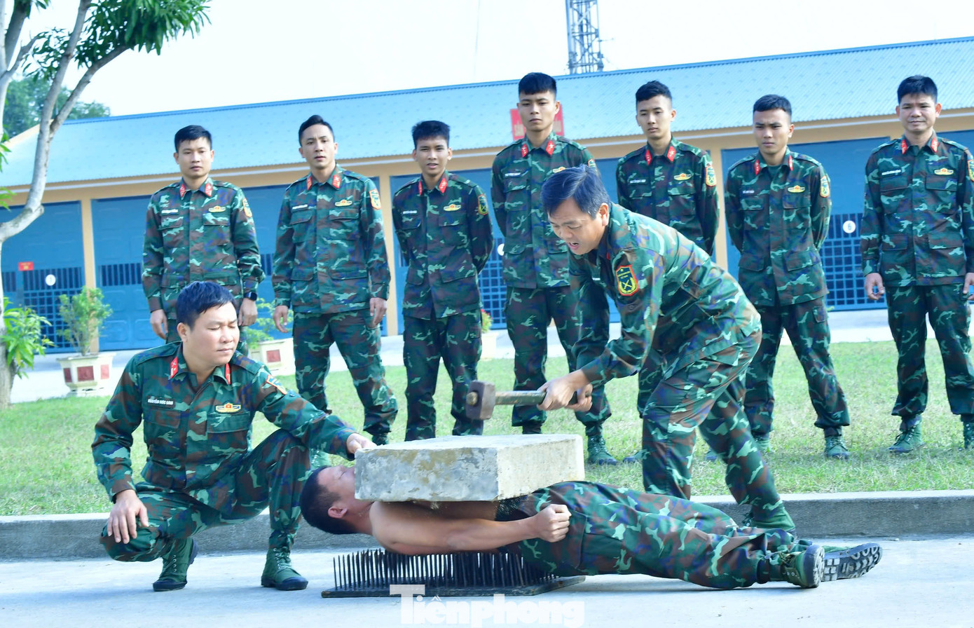 Với việc luyện khí công, người lính trinh sát có thân thể cứng rắn như thép nằm trên bàn chông sắc nhọn làm giá đỡ để đập vỡ tảng đá lớn. Với việc luyện khí công, người lính trinh sát có thân thể cứng rắn như thép nằm trên bàn chông sắc nhọn làm giá đỡ để đập vỡ tảng đá lớn.