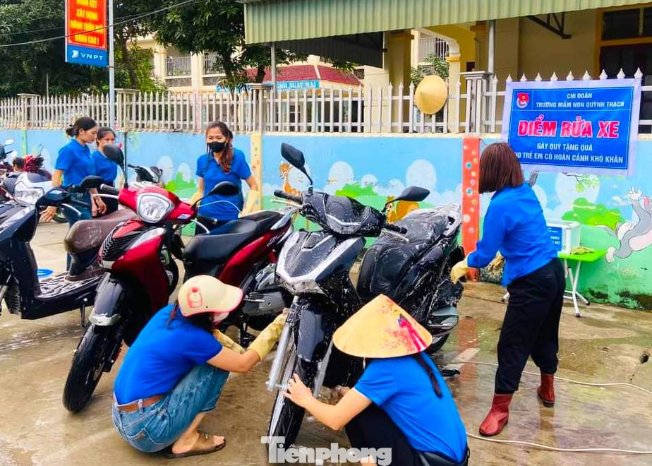 Nhiều đoàn viên tập trung rửa xe thật nhanh để tận dụng thêm thời gian phục vụ được nhiều người nhất. Từ đó có thêm tiền ủng hộ vào quỹ.