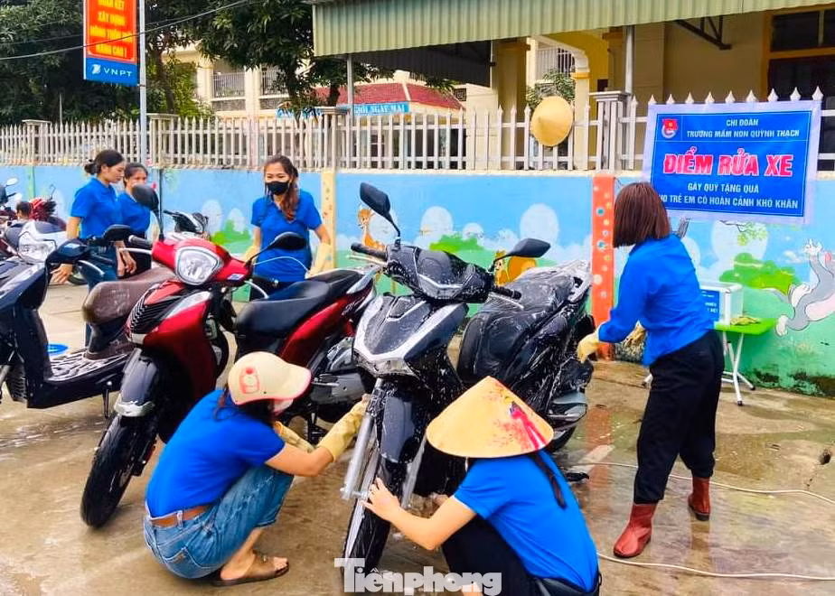 Nhiều đoàn viên tập trung rửa xe thật nhanh để tận dụng thêm thời gian phục vụ được nhiều người nhất. Từ đó có thêm tiền ủng hộ vào quỹ.