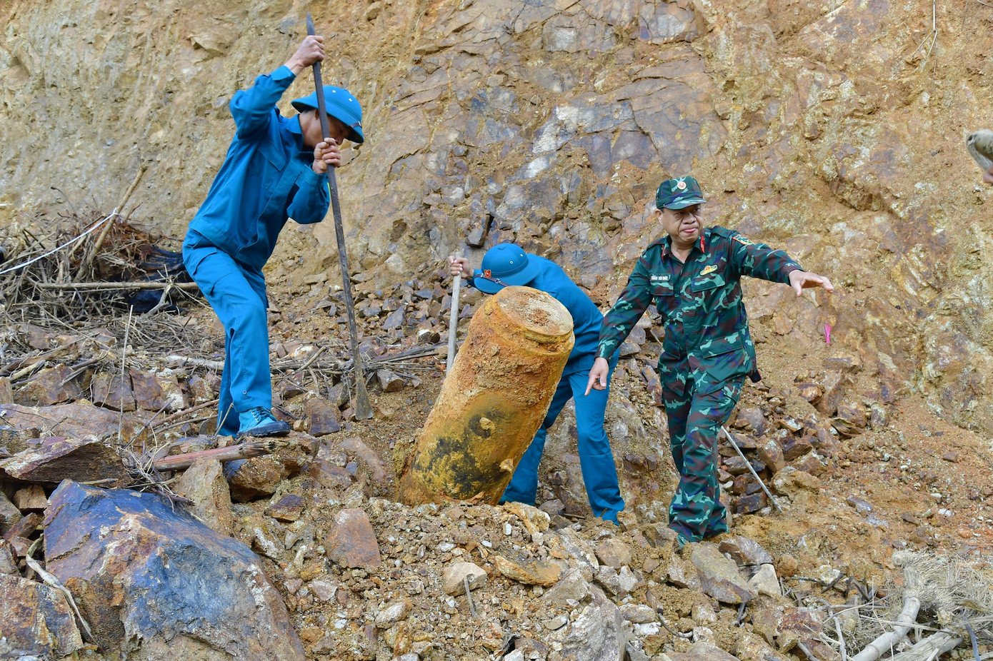 Quả bom sau đó được di chuyển ra khỏi vườn nhà dân. Quả bom sau đó được di chuyển ra khỏi vườn nhà dân.