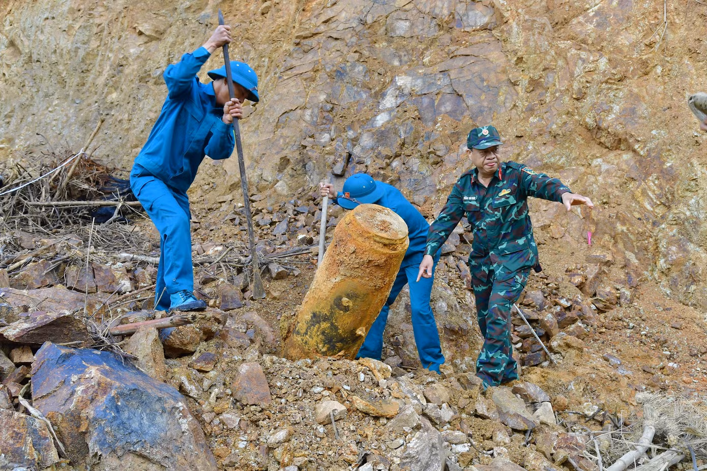 Quả bom sau đó được di chuyển ra khỏi vườn nhà dân.