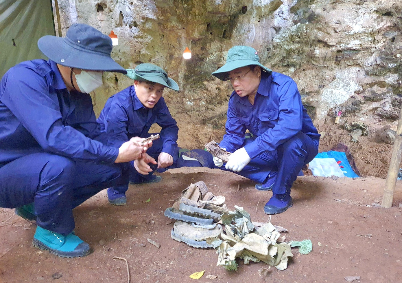 Hài cốt liệt sỹ nằm dưới mặt đất ở độ sâu khoảng 1m, còn xương và một số di vật kèm theo như hộp tiếp đạn Ak, xẻng đa năng, mặt nạ M04, tăng, đế dày vải. Hài cốt liệt sỹ nằm dưới mặt đất ở độ sâu khoảng 1m, còn xương và một số di vật kèm theo như hộp tiếp đạn Ak, xẻng đa năng, mặt nạ M04, tăng, đế dày vải.