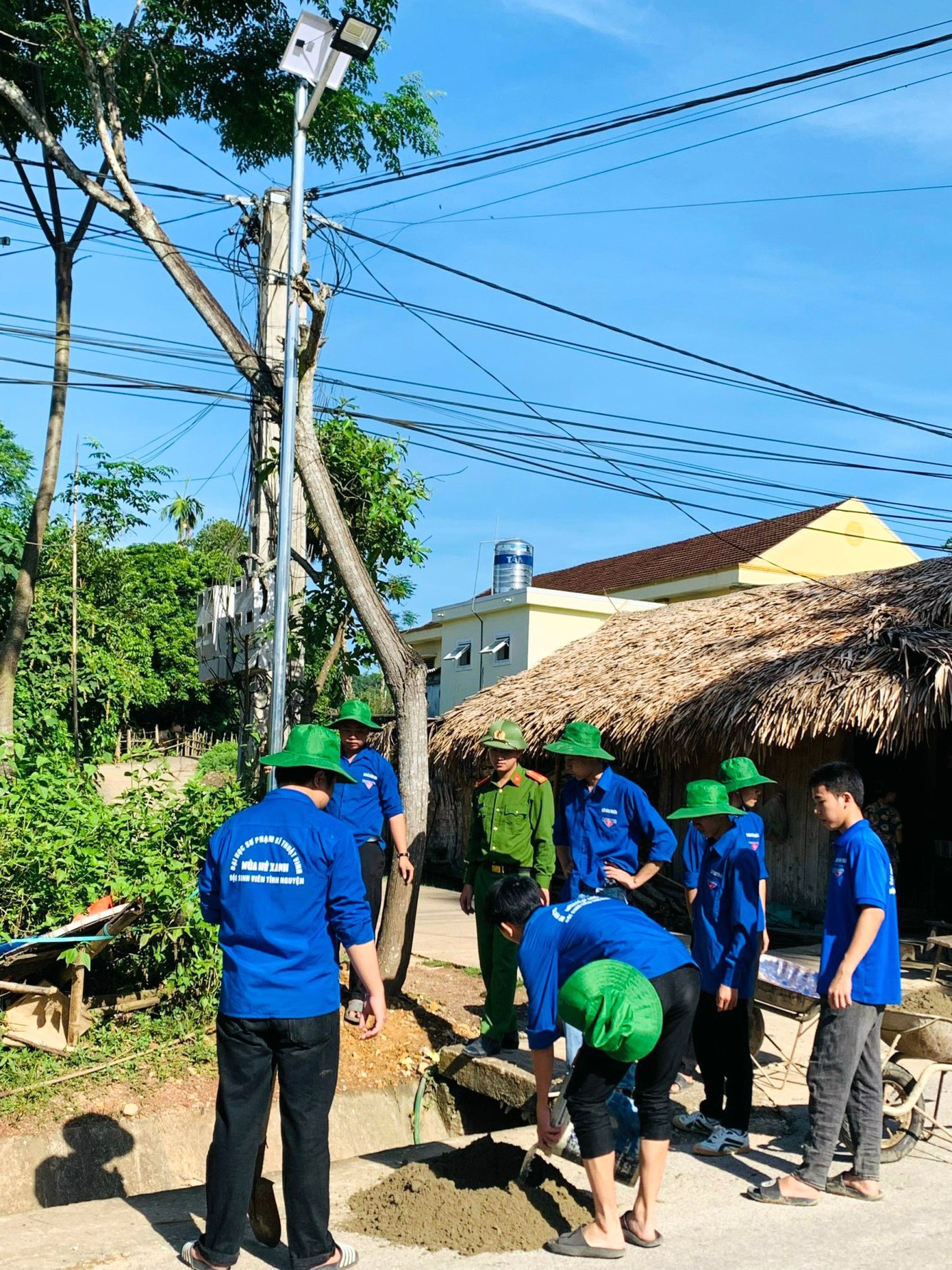 Chỉ trong một thời gian ngắn, công trình đường điện năng lượng mặt trời đã được hoàn thiện, giúp dân bản có con đường sáng điện để đi lại vào ban đêm.