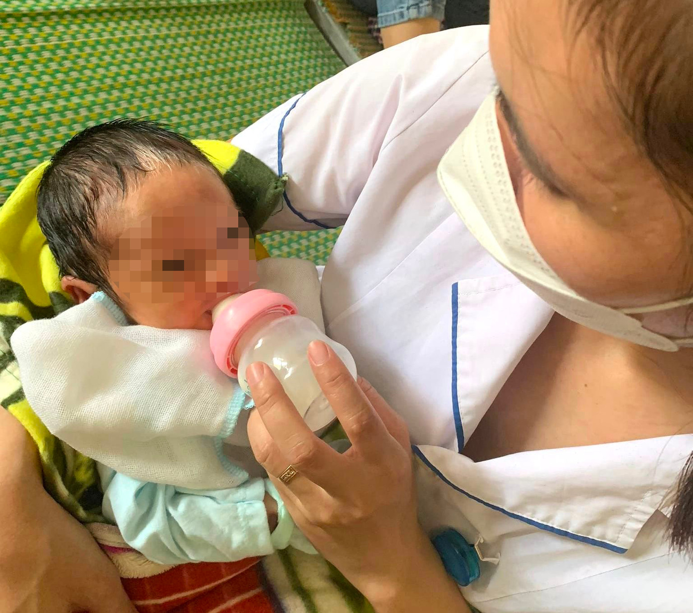 Sau 1 ngày chăm sóc tại Trung tâm Y tế TX. Hoàng Mai, cháu bé đã được gia đình đến xin nhận lại.