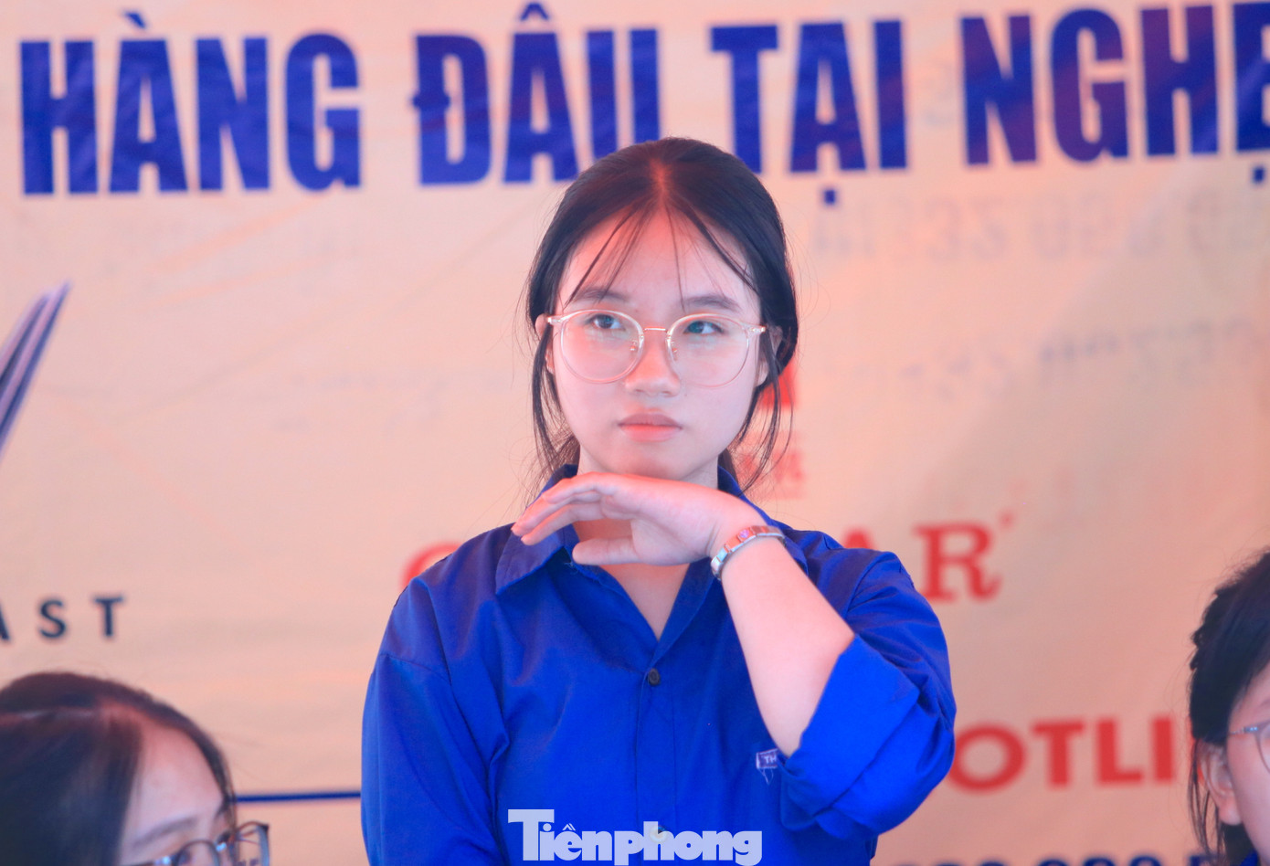 "Dù thời tiết nắng nóng nhưng chúng em sẽ cố gắng hết mình để tiếp sức, động viên sĩ tử hoàn thành tốt kỳ thi của mình", em Thục Anh (trường THPT Huỳnh Thúc Kháng, TP. Vinh, Nghệ An) chia sẻ. Trong ảnh, nữ đoàn viên thanh niên tình nguyện tại điểm trường THPT Huỳnh Thúc Kháng mướt mồ hôi hỗ trợ thí sinh trong kỳ thi tốt nghiệp THPT 2025.