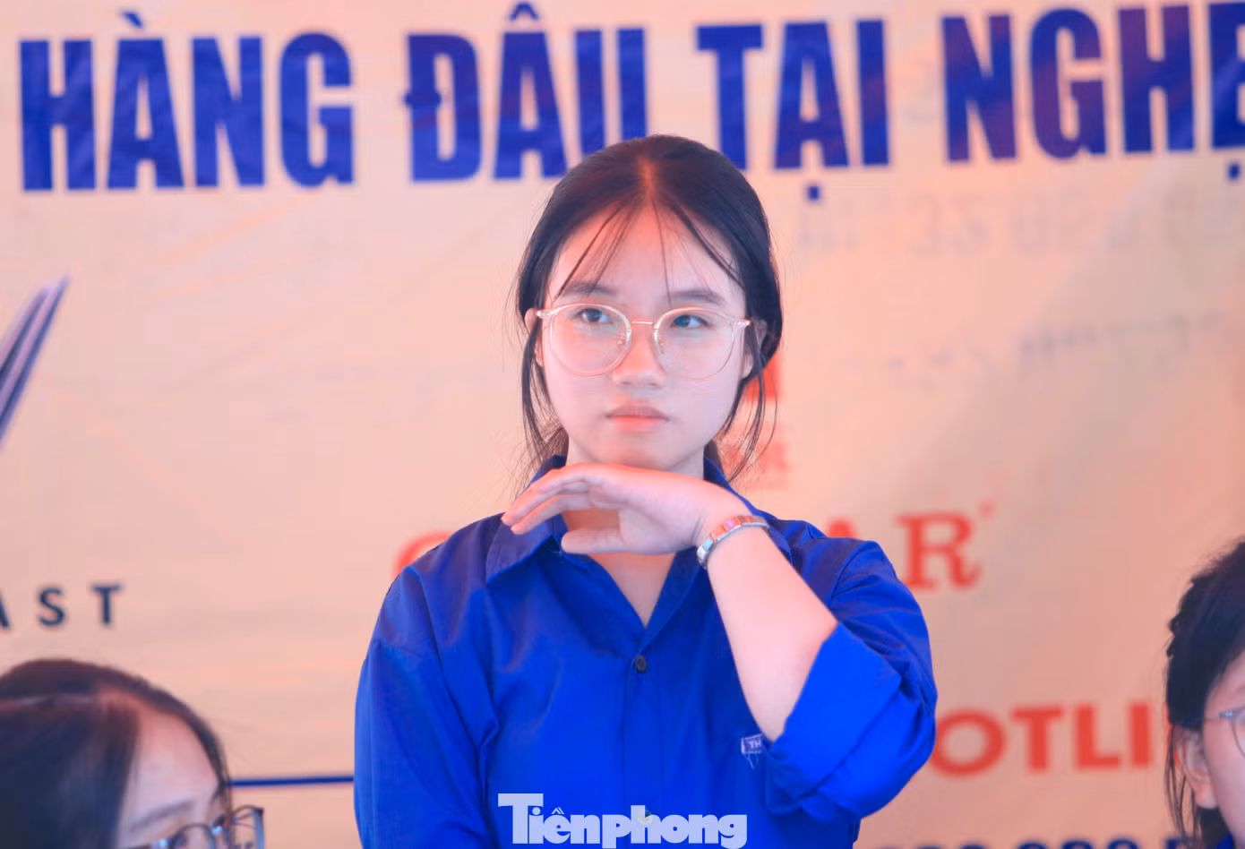 "Dù thời tiết nắng nóng nhưng chúng em sẽ cố gắng hết mình để tiếp sức, động viên sĩ tử hoàn thành tốt kỳ thi của mình", em Thục Anh (trường THPT Huỳnh Thúc Kháng, TP. Vinh, Nghệ An) chia sẻ. Trong ảnh, nữ đoàn viên thanh niên tình nguyện tại điểm trường THPT Huỳnh Thúc Kháng mướt mồ hôi hỗ trợ thí sinh trong kỳ thi tốt nghiệp THPT 2025.
