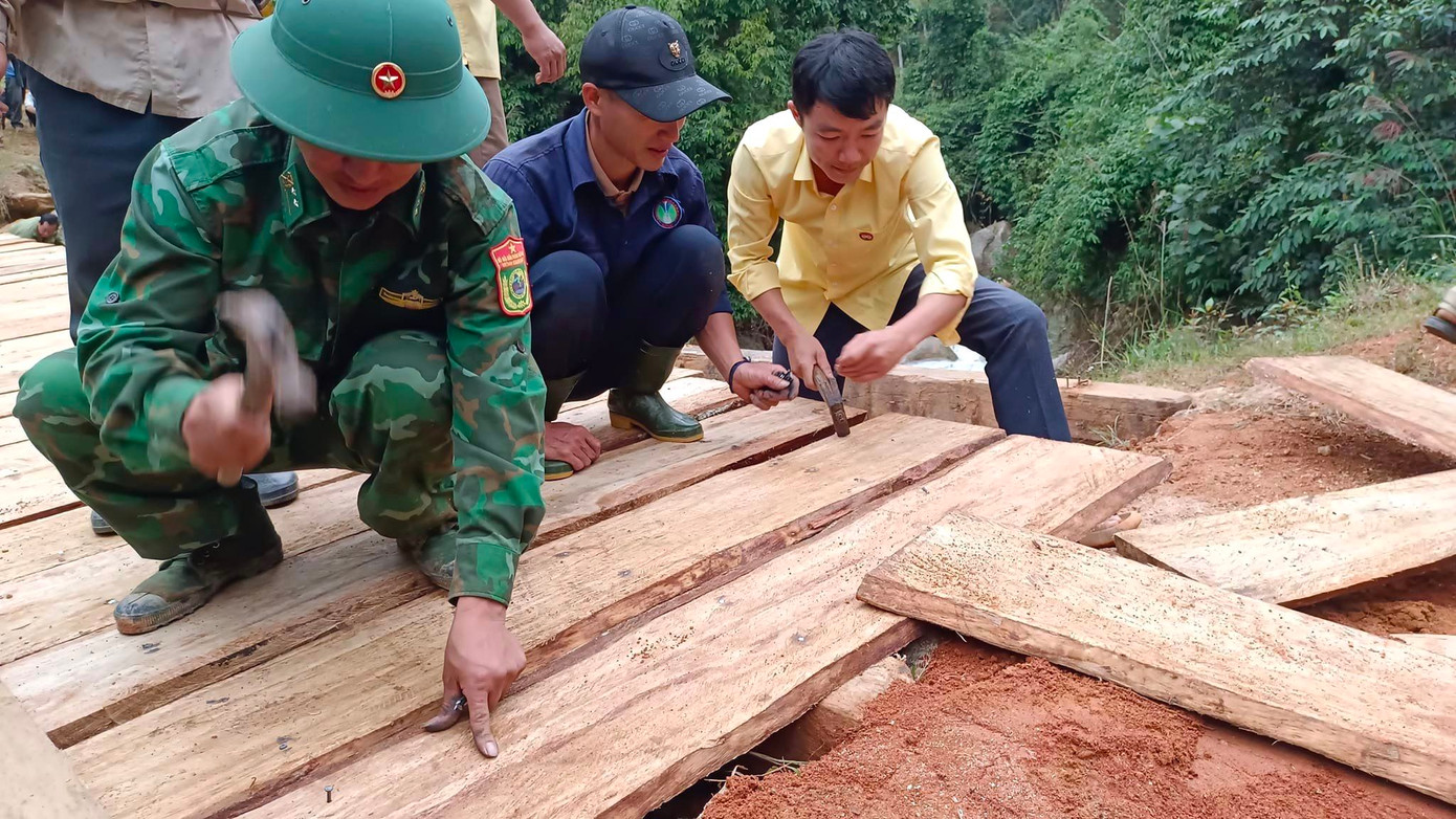 Mặt trên của cây cầu cũng được làm bằng gỗ bằng phẳng cho người dân dễ đi lại. Mặt trên của cây cầu cũng được làm bằng gỗ bằng phẳng cho người dân dễ đi lại.