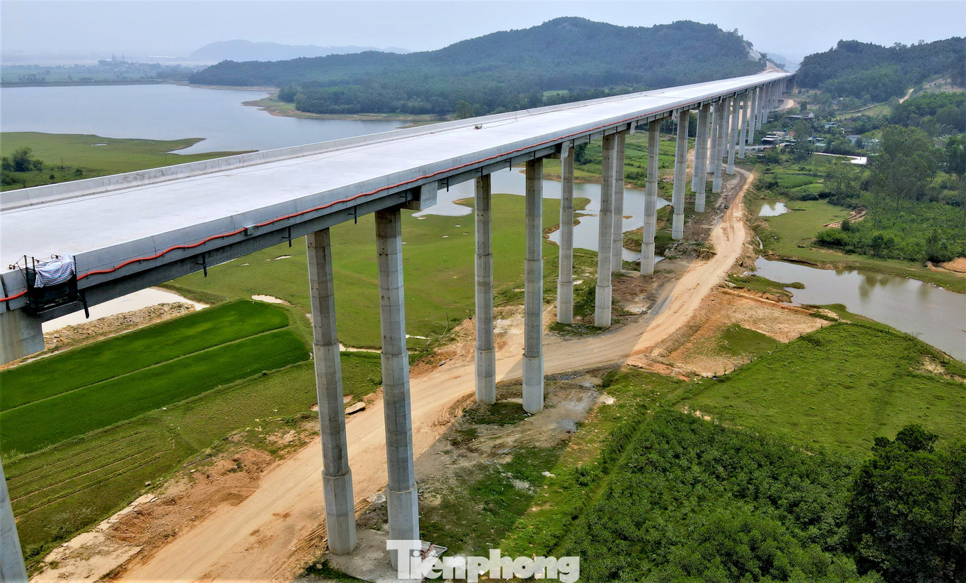 Ở hai phía hầm Thần Vũ có 4 cây cầu vượt núi có chiều cao đồ sộ. Theo thiết kế, các cầu này rộng 17,5 m với 4 làn xe, có dải phân cách cứng ở giữa. Những cây cầu cạn này có chiều cao trụ thấp nhất 8 m, cao nhất hơn 52 m.