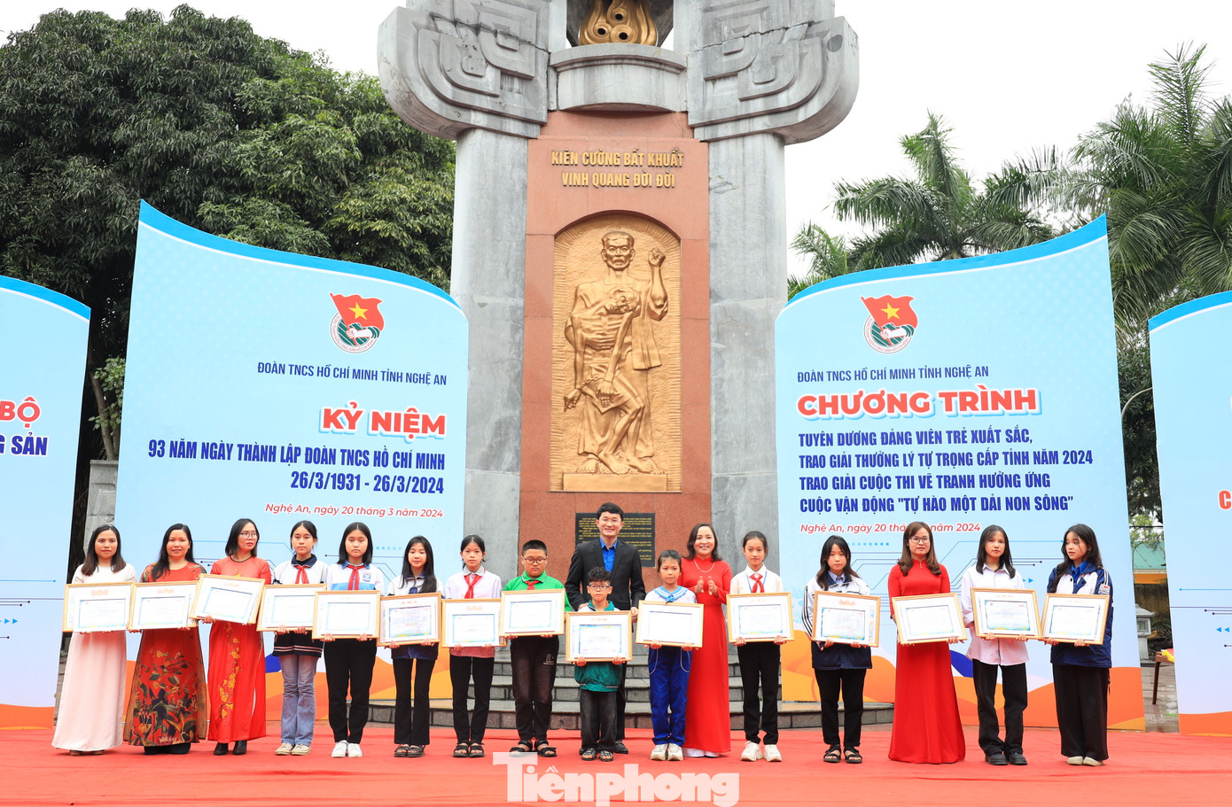 Ban tổ chức trao giải ba và giải khuyến khích cho các tác giả, nhóm tác giả đạt giải thưởng Cuộc thi vẽ tranh “Tự hào một dải non sông”. Ban tổ chức trao giải ba và giải khuyến khích cho các tác giả, nhóm tác giả đạt giải thưởng Cuộc thi vẽ tranh “Tự hào một dải non sông”.