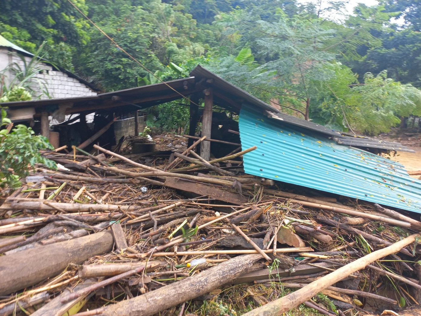 Lũ ống đã khiến nhiều căn nhà ở xã Lượng Minh bị đổ sập, hư hỏng nặng.