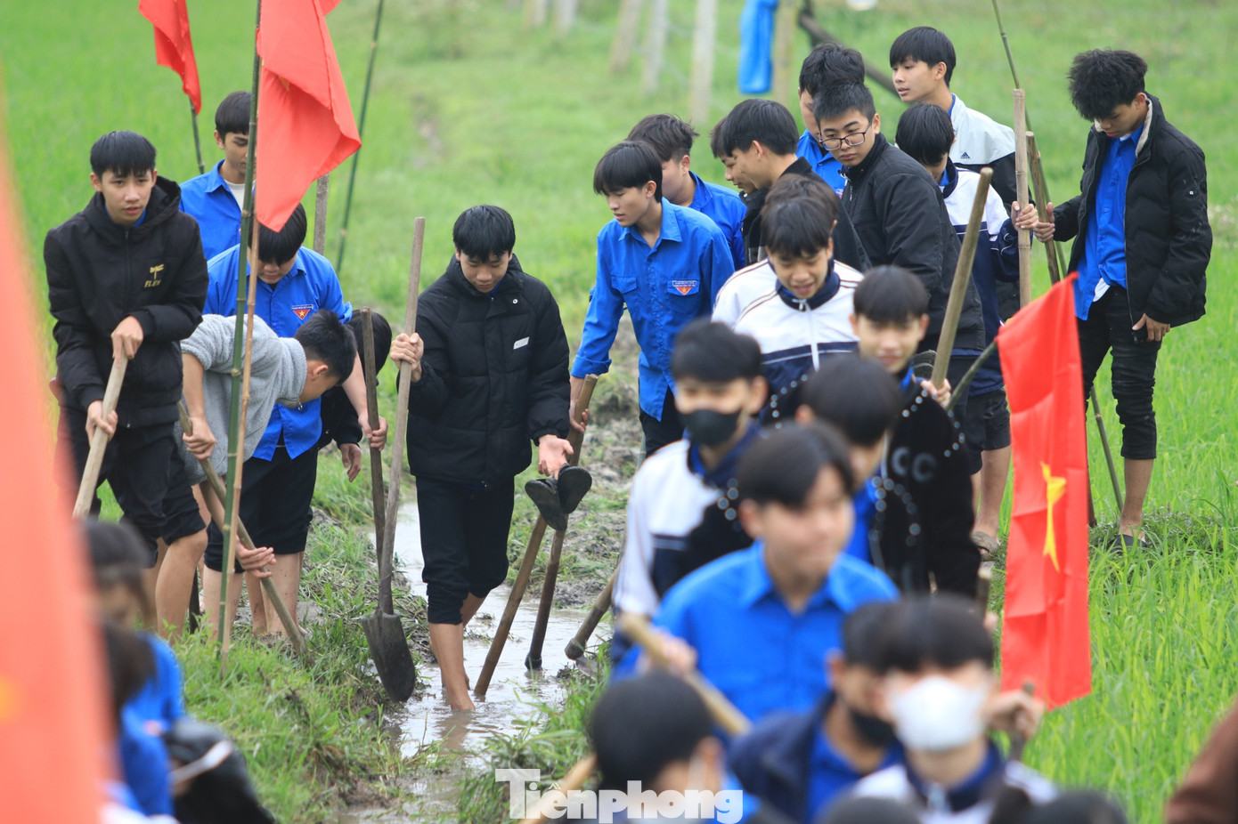 Sau nghi lễ trao cờ khởi động Tháng Thanh niên năm 2024, các đại biểu, đoàn viên thanh niên tham gia hưởng ứng Lễ khởi động với các công trình, phần việc ý nghĩa như nạo vét kênh mương nội đồng; vệ sinh, dọn dẹp nhà cho gia đình chính sách, trao tặng sân chơi thể thao cho Tổng đội Thanh niên xung phong 5; tập huấn, chuyển giao khoa học kỹ thuật trồng trọt. Sau nghi lễ trao cờ khởi động Tháng Thanh niên năm 2024, các đại biểu, đoàn viên thanh niên tham gia hưởng ứng Lễ khởi động với các công trình, phần việc ý nghĩa như nạo vét kênh mương nội đồng; vệ sinh, dọn dẹp nhà cho gia đình chính sách, trao tặng sân chơi thể thao cho Tổng đội Thanh niên xung phong 5; tập huấn, chuyển giao khoa học kỹ thuật trồng trọt.