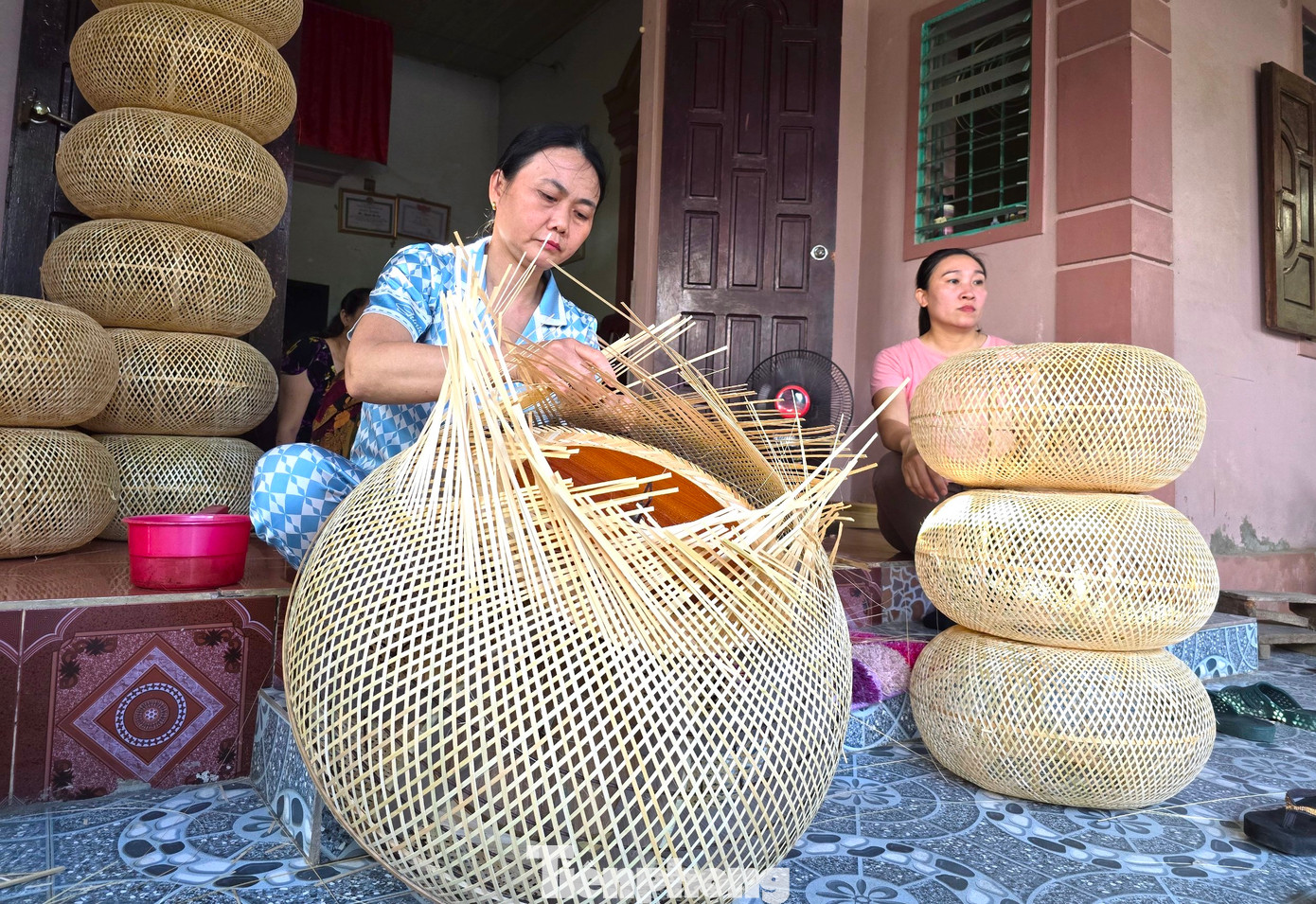 Khoảng 15 năm trước nghề mây tre đan ở xã Phúc Thọ (huyện Nghi Lộc, Nghệ An) cũng phát triển rất mạnh mẽ. Trong đó, một số nơi trở thành làng nghề nổi tiếng, người dân mở nhiều xưởng hoạt động sôi nổi suốt ngày đêm. “Hơn chục năm trước, hầu như nhà nào cũng làm nghề. Nhiều lớp dạy đan lát được mở ra để đào tạo cho các chị em phụ nữ, các bạn thanh niên. Tuy nhiên chỉ được ít năm, thị trường hạn chế, sản phẩm khó bán dẫn đến người làm nghề không có thu nhập. Các hộ sản xuất dần dần thu hẹp và mai một”, chị Nguyễn Thị Ngân (SN 1976, trú xóm 10, xã Phúc Thọ, huyện Nghi Lộc) chia sẻ và cho hay, các hộ sản xuất sau đó đã chuyển nghề tìm việc mới.