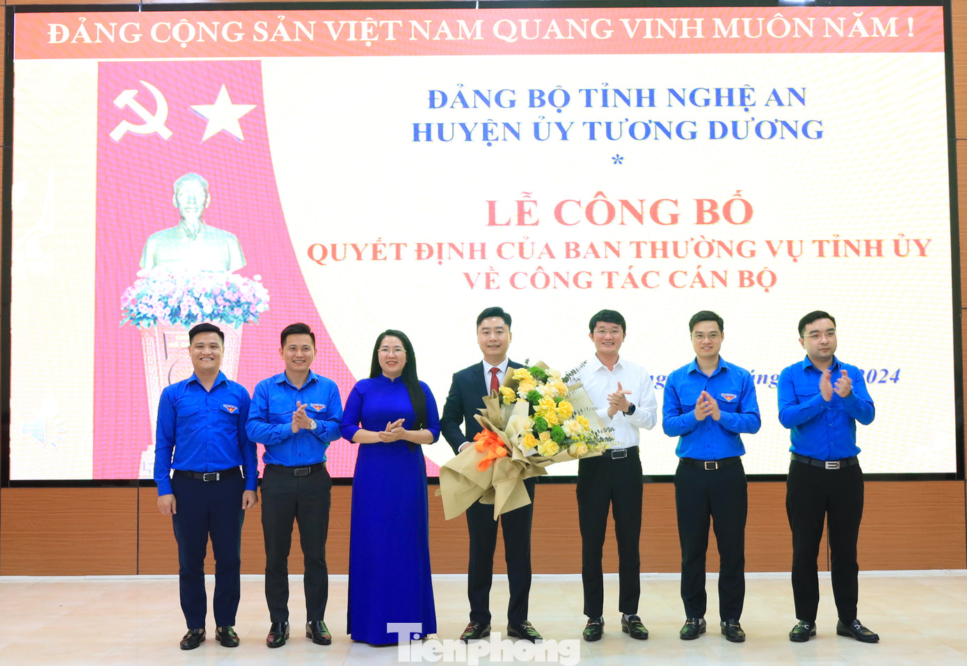 Thường trực Tỉnh Đoàn Nghệ An tặng hoa cho tân Bí thư Huyện ủy Tương Dương.