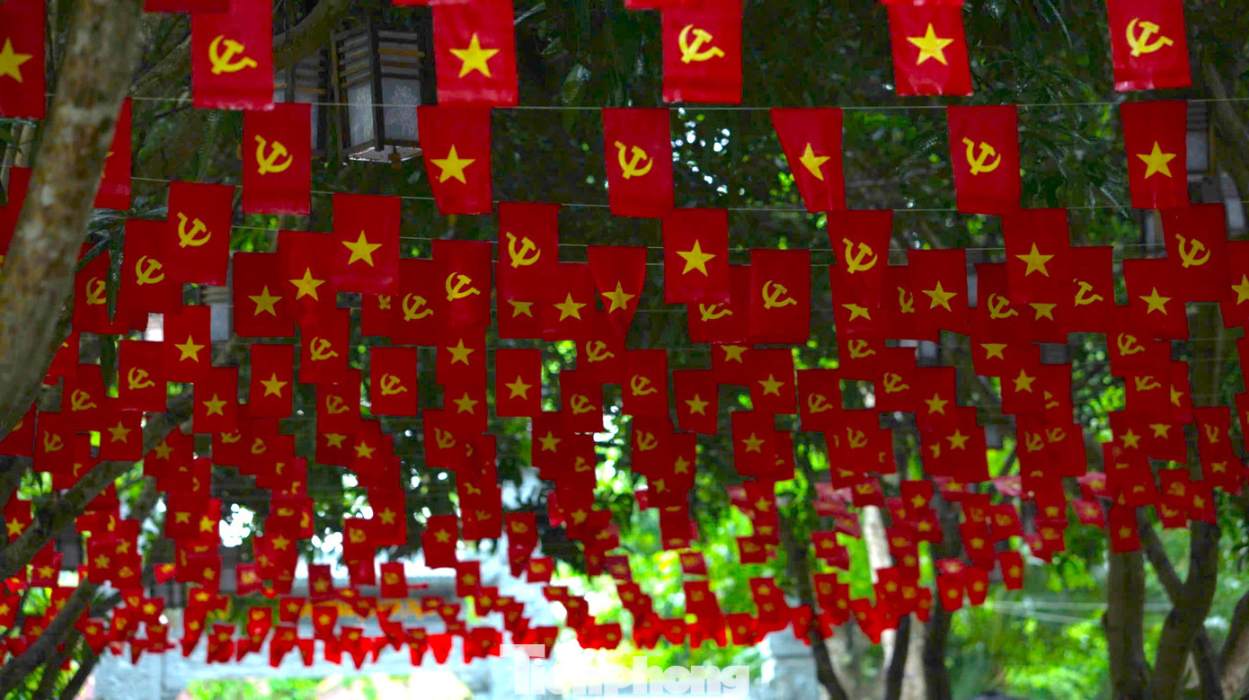 Trong khuôn viên khu di tích trang trí cờ hoa. Trong khuôn viên khu di tích trang trí cờ hoa.