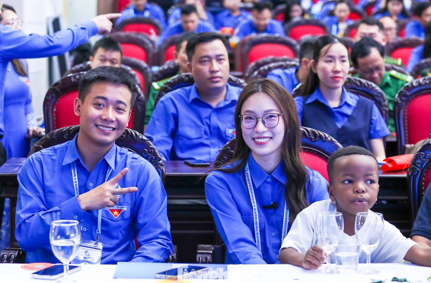 Đại biểu khách mời Phạm Quang Linh, MC Khánh Vy và "Lôi con" tham dự Đại hội.