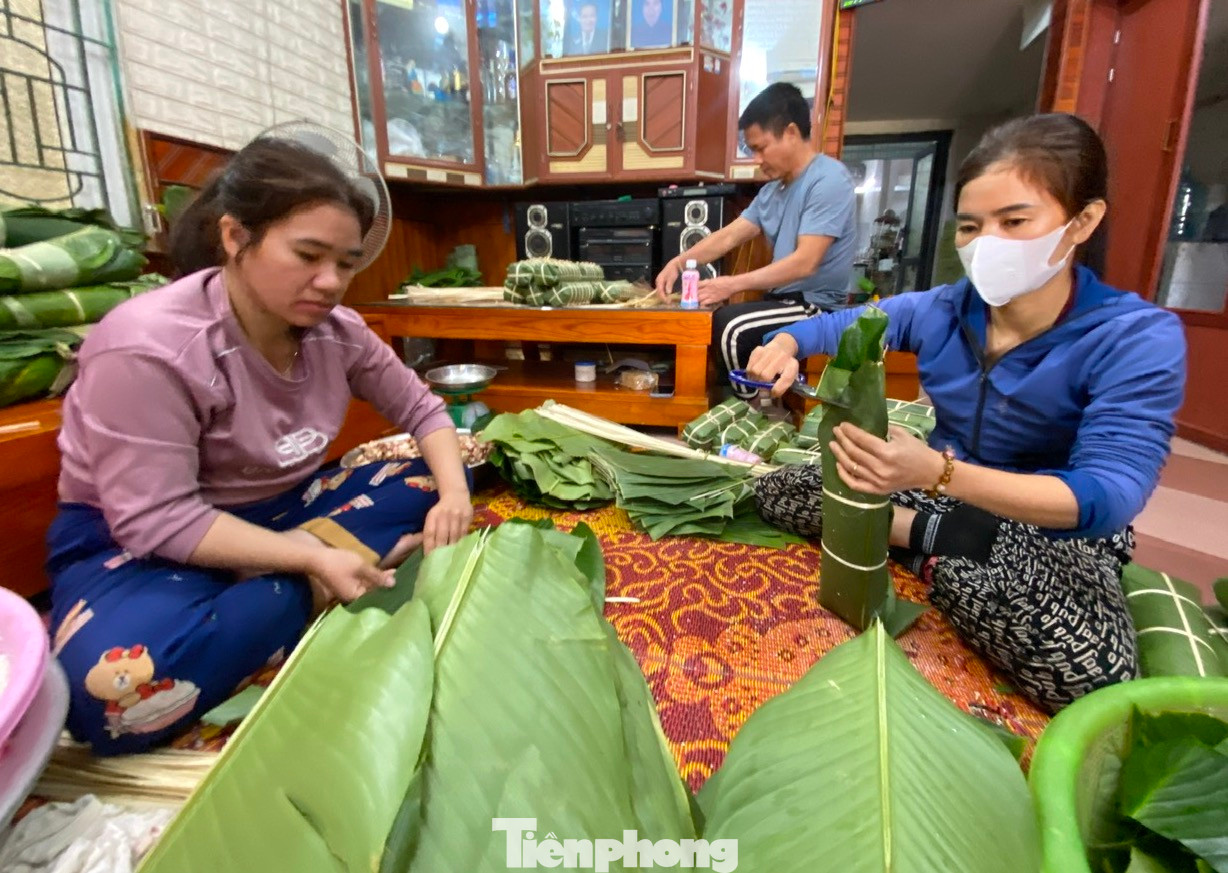 Để kịp sản xuất bánh giao cho khách, cơ sở của bà Châu phải thuê 5 thợ về làm với mức thù lao khoảng 300-400 nghìn đồng/1 ngày. Đối với thợ tay nghề cao sẽ được trả mức thù lao từ 500-700 nghìn đồng.