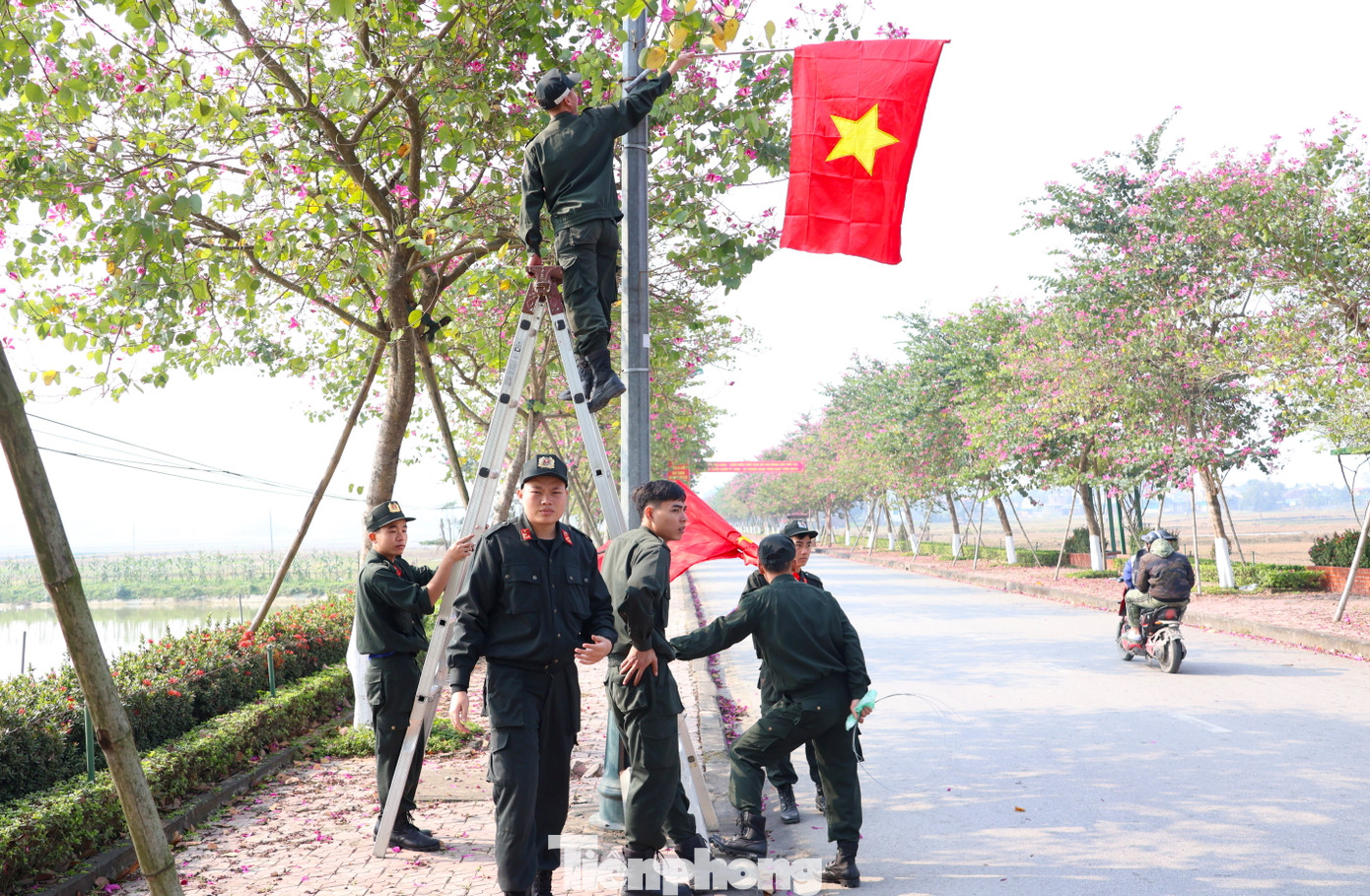 Qua đó nâng cao tinh thần, trách nhiệm của thế hệ trẻ, người dân trong việc tôn vinh, gìn giữ lá cờ Tổ quốc treo trên các tuyến đường tại địa phương nhân các ngày lễ trọng đại của đất nước.
