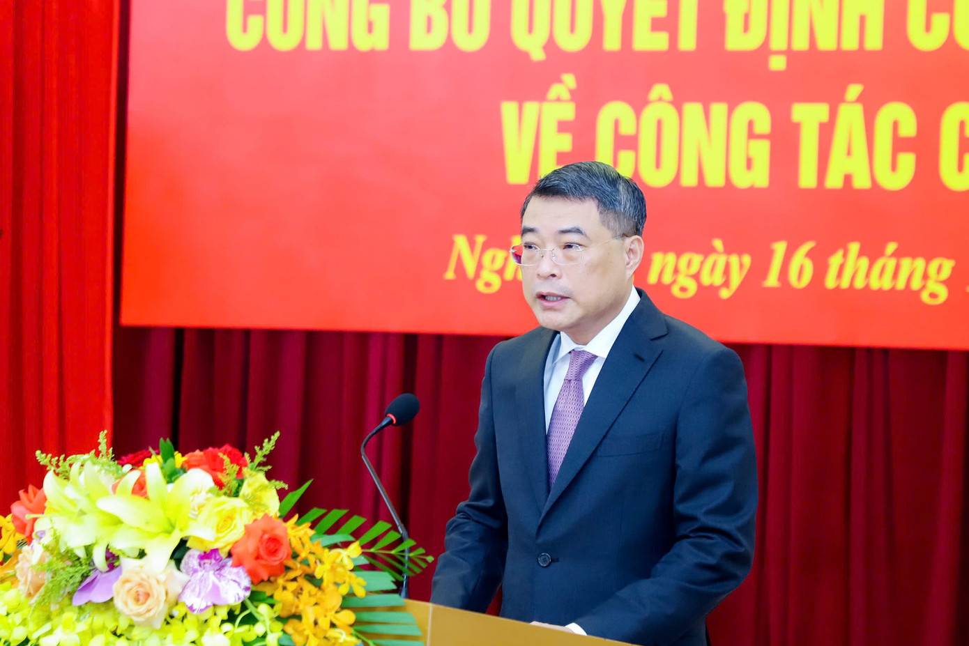 Ông Lê Minh Hưng - Ủy viên Bộ Chính trị, Bí thư T.Ư Đảng, Trưởng Ban Tổ chức T.Ư, phát biểu giao nhiệm vụ cho ông Nguyễn Đức Trung và Đảng bộ tỉnh Nghệ An.