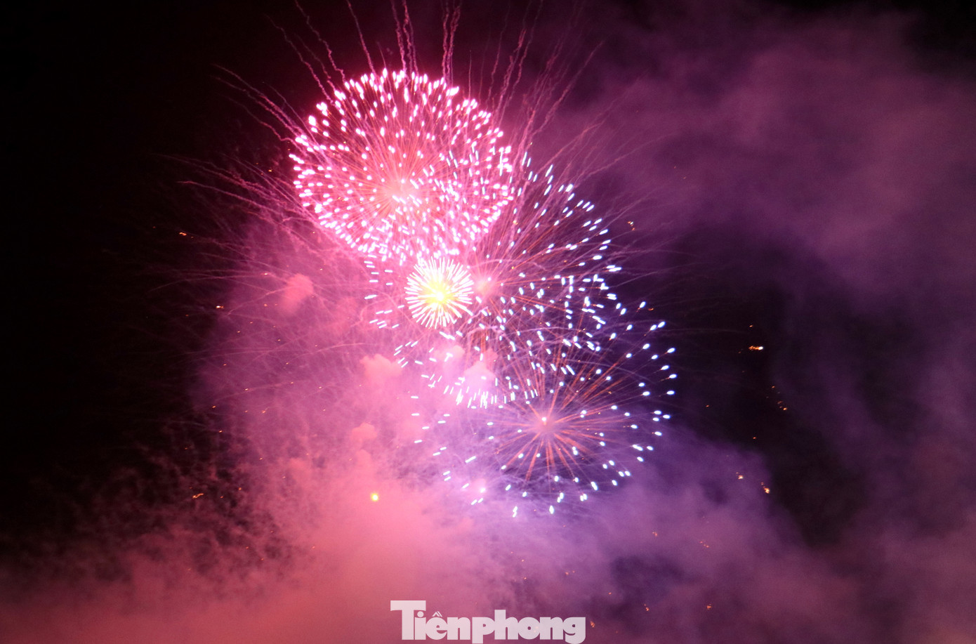 Màn trình diễn pháo hoa kết hợp âm thanh ánh sáng đã để lại nhiều ấn tượng cho hàng vạn du khách.