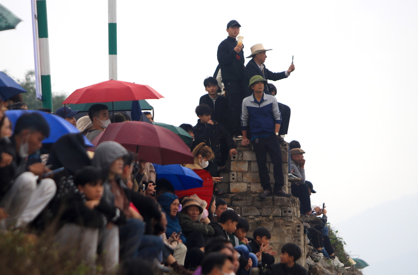 Ai cũng chọn vị trí đẹp nhất để xem các đội đua tranh tài.