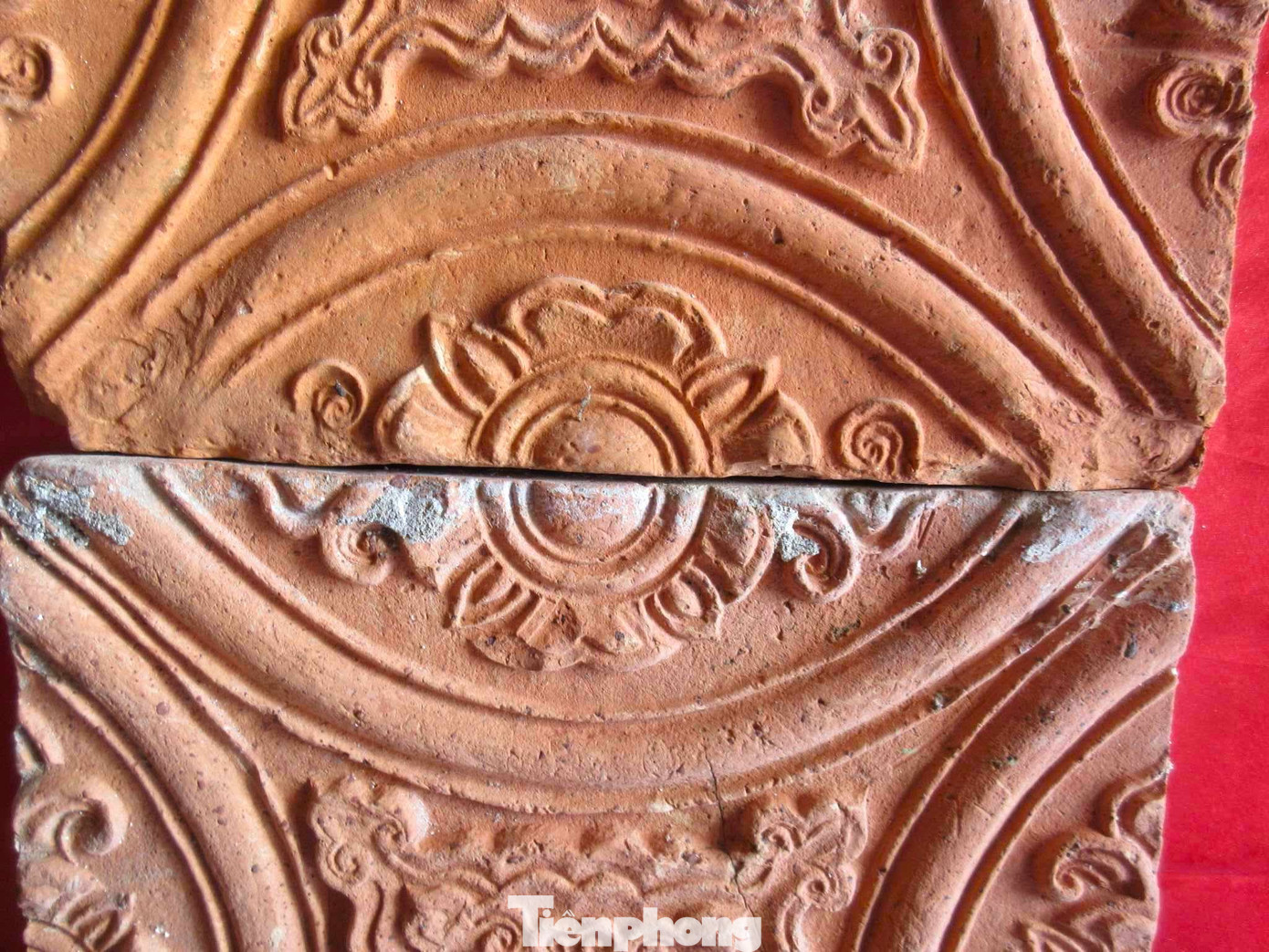 Những viên gạch lát nền cổ quý hiếm được tìm thấy trong quá trình đào móng xây dựng lại ngôi đền. Những viên gạch có hoa văn sắc sảo. Dù đã trải qua 600 năm nhưng gạch vẫn còn tươi mới. Những viên gạch lát nền cổ quý hiếm được tìm thấy trong quá trình đào móng xây dựng lại ngôi đền. Những viên gạch có hoa văn sắc sảo. Dù đã trải qua 600 năm nhưng gạch vẫn còn tươi mới.