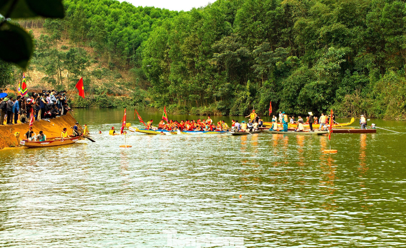 Phần thi đấu đua thuyền tại lễ hội có sự tham gia của 6 đội thi đến từ các thôn bản trên địa bàn xã và các xã, huyện lân cận. Mỗi đội thi có 14 người đều là người có sức khỏe, kinh nghiệm sông nước. (Ảnh: Rạng Đông).