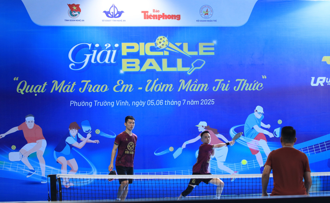 Các cặp thi đấu biểu diễn những pha bóng đẹp mắt. Các cặp thi đấu biểu diễn những pha bóng đẹp mắt.