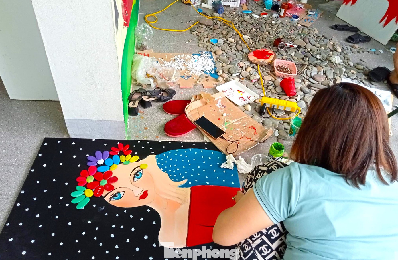 Bất kể ngày hay đêm, các cô giáo trường mầm non Hòa Bình cũng tranh thủ để sớm hoàn thiện những bức tranh với mong muốn làm được thật nhiều, bán thật nhiều để gây quỹ.