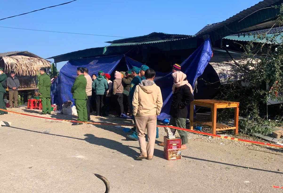 Huyện Kỳ Sơn cũng đã đến hiện trường, thăm hỏi các gia đình và hỗ trợ mỗi nạn nhân tử vong 15 triệu đồng. Huyện Kỳ Sơn cũng đã đến hiện trường, thăm hỏi các gia đình và hỗ trợ mỗi nạn nhân tử vong 15 triệu đồng.