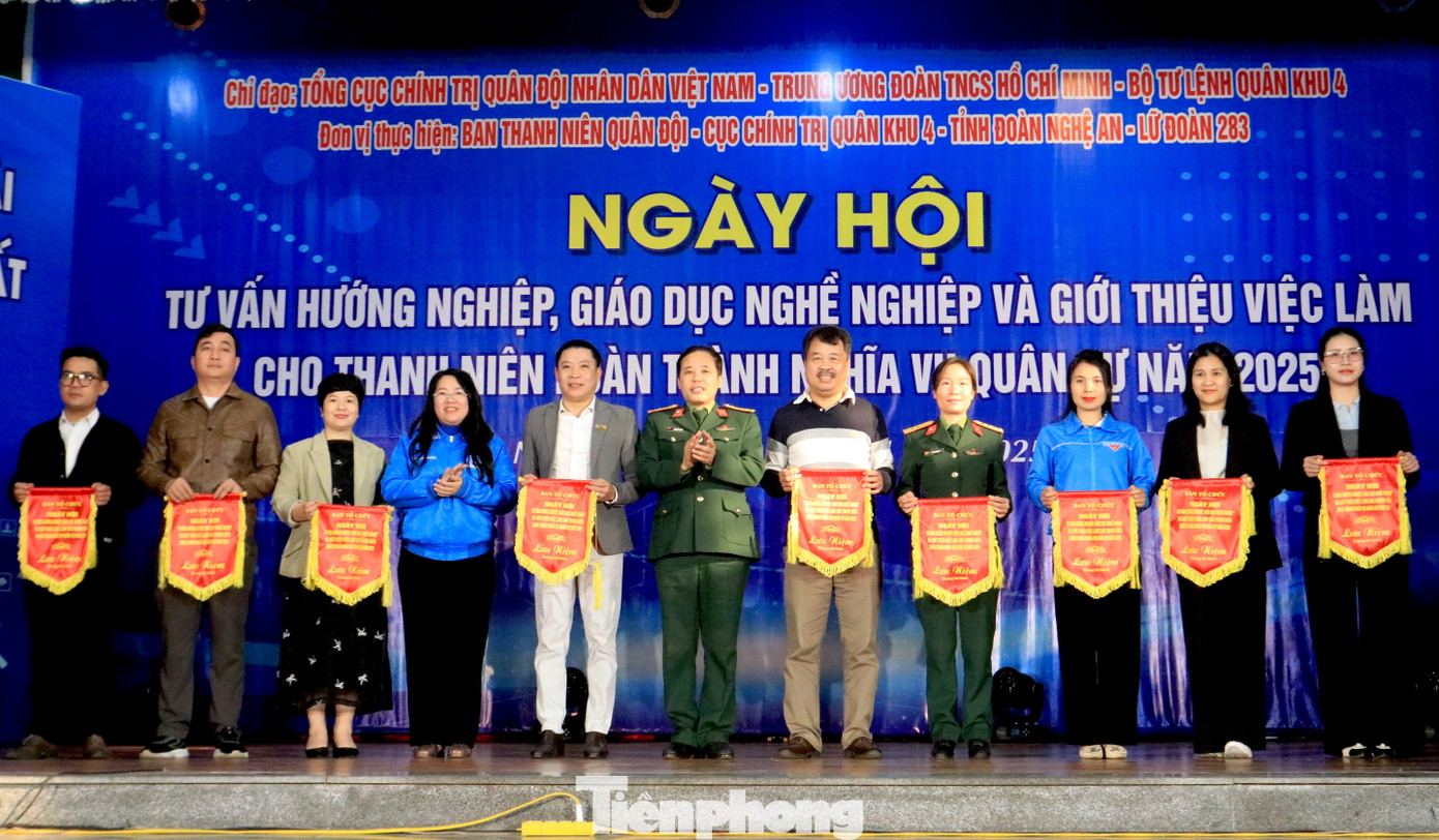 Ban tổ chức trao cờ lưu niệm cho các trường cao đẳng, trung cấp nghề, các doanh nghiệp, đơn vị đã đồng hành cùng ngày hội. Ban tổ chức trao cờ lưu niệm cho các trường cao đẳng, trung cấp nghề, các doanh nghiệp, đơn vị đã đồng hành cùng ngày hội.