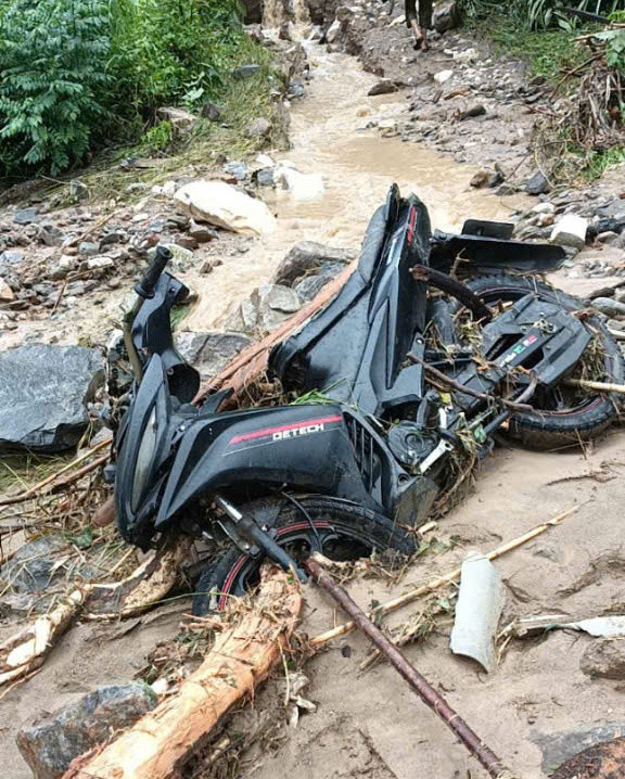 Nhiều tài sản, xe máy, gia súc, gia cầm của người dân bị lũ cuốn trôi.