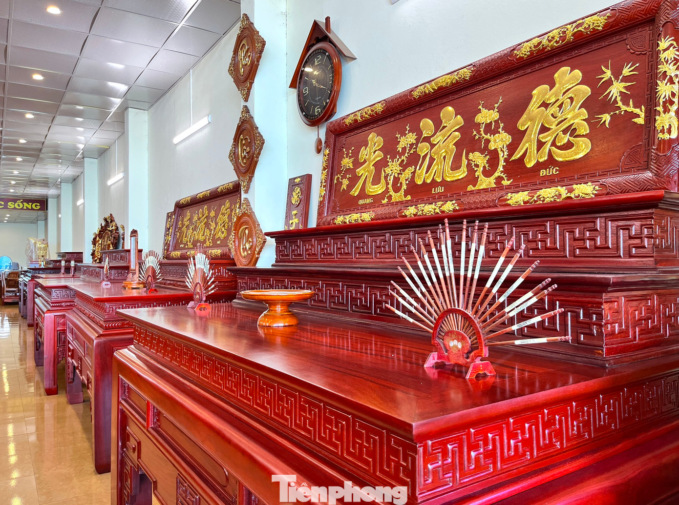 Sản phẩm chủ yếu của 2 làng nghề này với đầy đủ từ bàn ghế, đồ gia dụng, giường, tủ, bàn thờ đến đồ thủ công mỹ nghệ. Các sản phẩm đa dạng từ mức giá trung bình đến cao cấp. Sản phẩm chủ yếu của 2 làng nghề này với đầy đủ từ bàn ghế, đồ gia dụng, giường, tủ, bàn thờ đến đồ thủ công mỹ nghệ. Các sản phẩm đa dạng từ mức giá trung bình đến cao cấp.