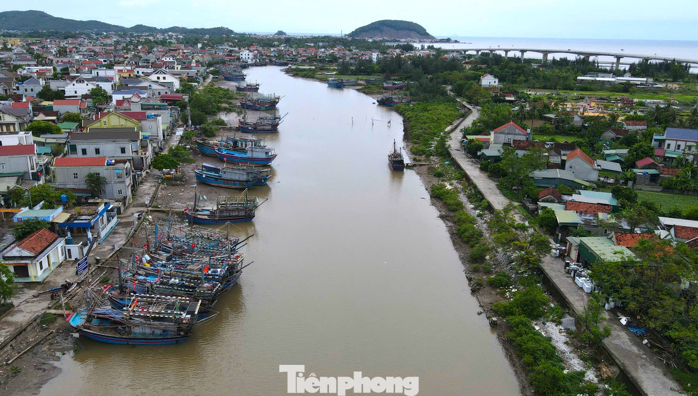 Tỉnh Nghệ An đã ban hành lệnh cấm biển, bắt đầu từ 5h ngày 6/9. Nghệ An hiện có hơn 2.830 thuyền đánh cá. Đến chiều 6/9, phần lớn tàu thuyền của ngư dân đã vào bờ để tránh trú bão an toàn. Tỉnh Nghệ An đã ban hành lệnh cấm biển, bắt đầu từ 5h ngày 6/9. Nghệ An hiện có hơn 2.830 thuyền đánh cá. Đến chiều 6/9, phần lớn tàu thuyền của ngư dân đã vào bờ để tránh trú bão an toàn.