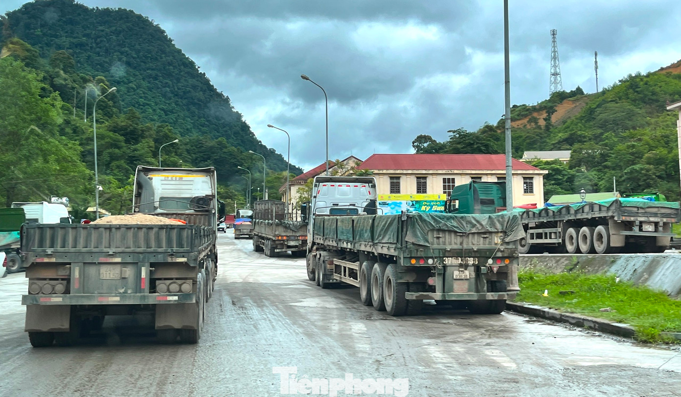 Ông Nguyễn Hữu Minh - Chủ tịch UBND huyện Kỳ Sơn (Nghệ An) cho biết: Thời gian trước, tình trạng xe chở quặng chạy trên tuyến qua địa bàn huyện này rất nhiều. Những chiếc xe chở nặng, chạy nhanh, dừng đỗ không đúng vị trí trong khi đường hẹp khiến người đi đường và người dân sống hai bên đường cảm thấy lo lắng. Huyện Kỳ Sơn thường xuyên yêu cầu lực lượng công an địa bàn tuần tra kiểm soát, nhắc nhở những chiếc xe chở quặng không vi phạm giao thông, không dừng đỗ 2 bên đường ở đoạn qua thị trấn.
