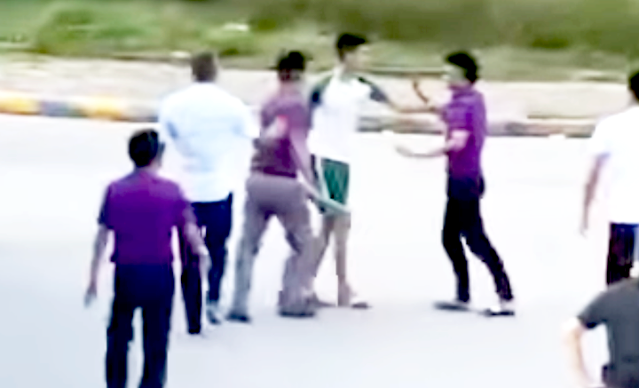 Tài xế, phụ xe khách (áo tím) bị nhóm người đi trên 2 ô tô lao đến hành hung, đánh đập. Tài xế, phụ xe khách (áo tím) bị nhóm người đi trên 2 ô tô lao đến hành hung, đánh đập.