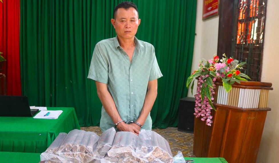 Đối tượng Lê Văn Đạt cùng tang vật là 24kg thuốc nổ và 25 kíp nổ. (Ảnh: H.Thượng).