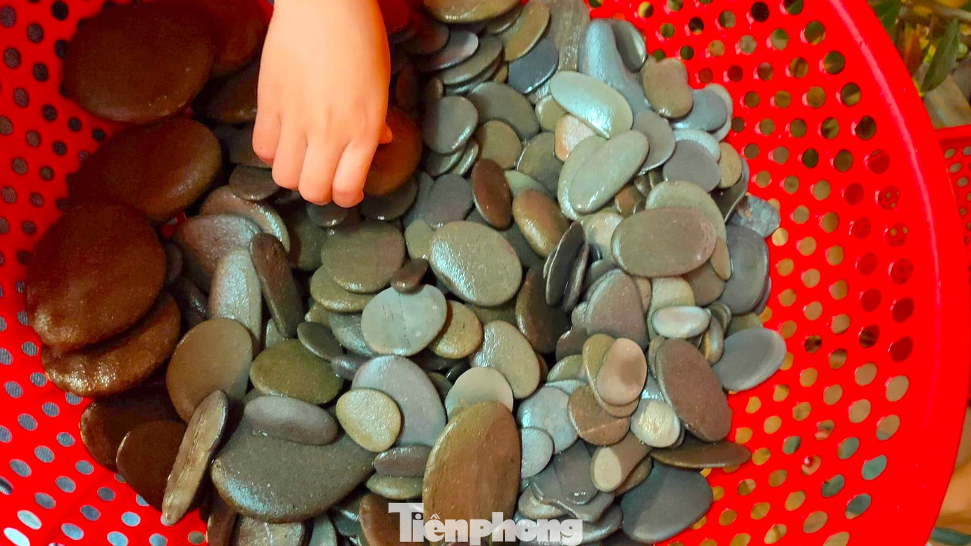 Để tạo nên sự đặc biệt cho bức tranh, các giáo viên chọn nguyên liệu vẽ tranh chính từ đá. Hàng ngày, các giáo viên ra bờ sông, suối chọn lựa những viên đá cuội phù hợp rồi mang về rửa sạch, phơi khô.