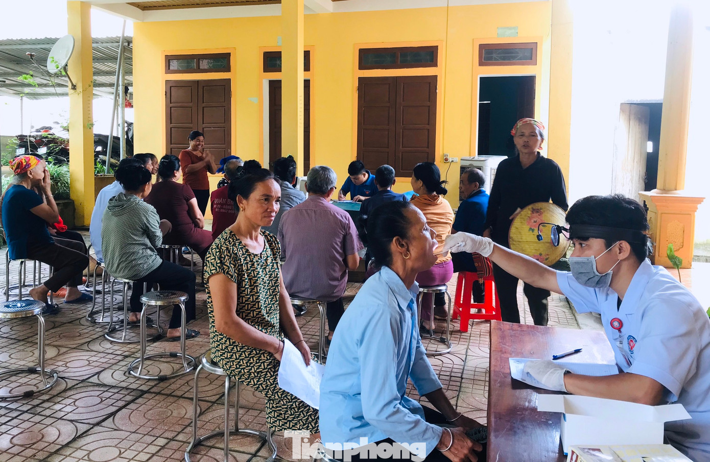 Chỉ trong 1 ngày, hơn 300 người trên địa bàn huyện Quỳ Châu (Nghệ An) đã được các y, bác sĩ thăm khám, tư vấn và phát thuốc miễn phí.