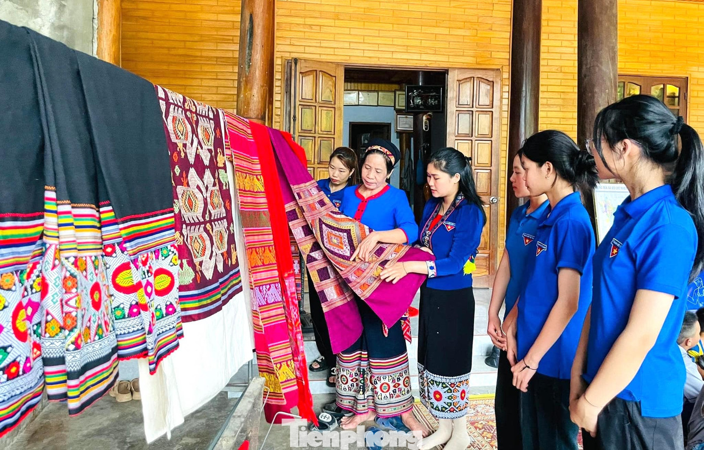 “Ý tưởng thêu tấm bản đồ đặc biệt này để hưởng ứng cuộc vận động Tự hào một dải non sông và gắn với việc tuyên truyền giữ gìn bản sắc văn hóa dân tộc cho cán bộ, nhân dân trong Nghị Quyết 39 của Bộ Chính trị dành cho tỉnh Nghệ An. Thế hệ trẻ muốn thông qua cuộc vận động "Tự hào một dải non sông" để lồng ghép nội dung tuyên truyền, giữ gìn bản sắc văn hóa dân tộc đến với các bạn đoàn viên, các em học sinh", Bí thư Đoàn thị trấn Thạch Giám cho hay.